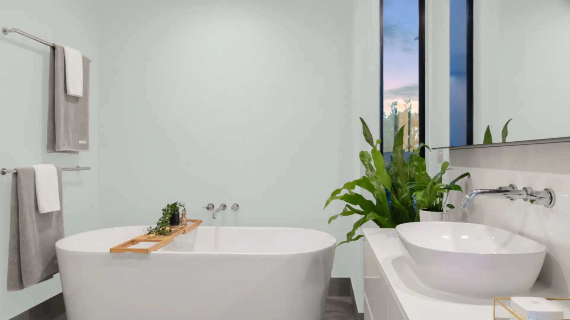 How_to_Incorporate_Seafoam_Into_Your_Home_Decor