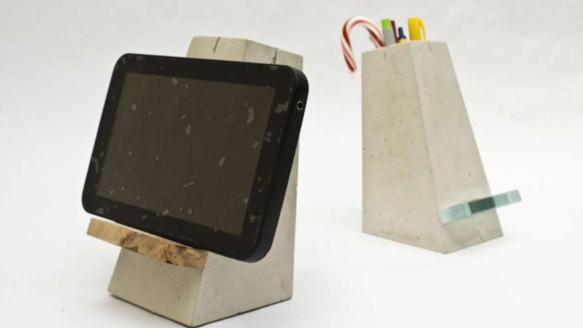 Concrete_Tablet_Stand