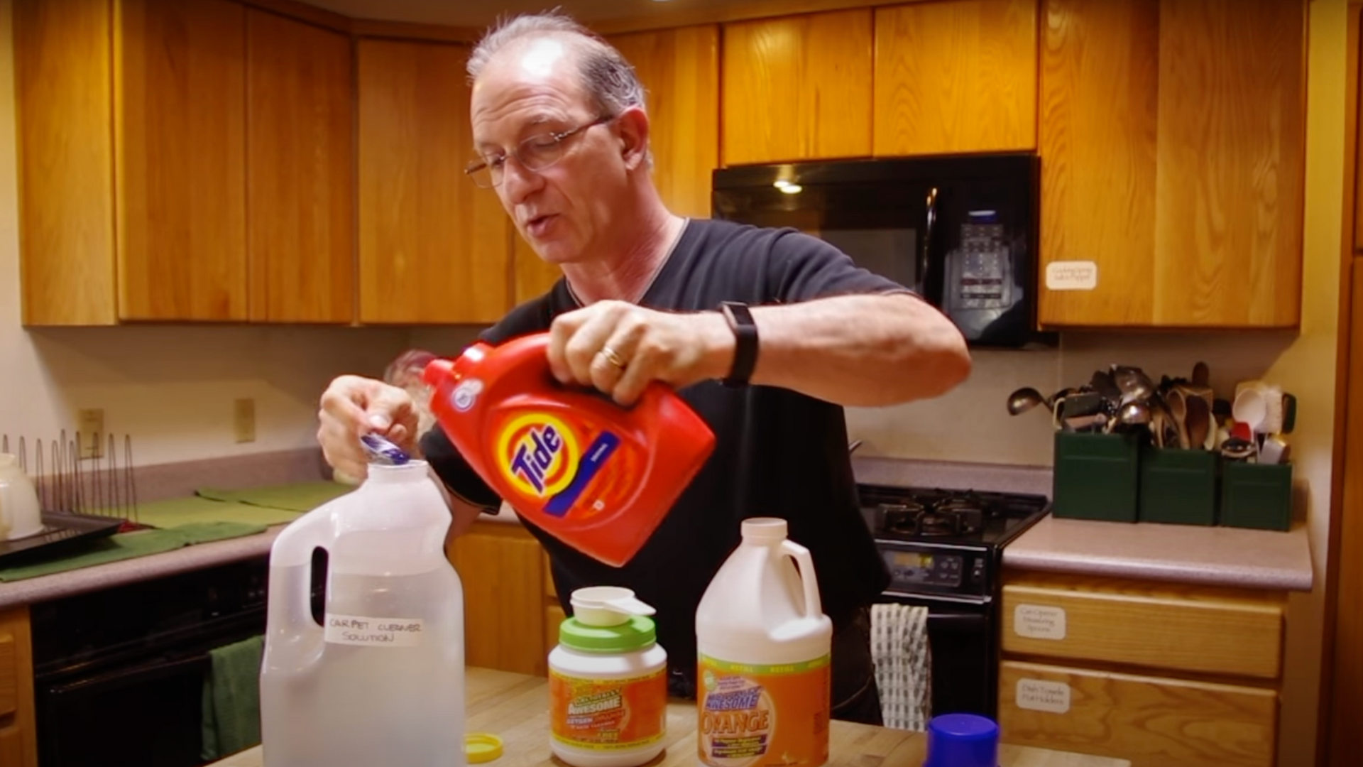 Step_1_Put_Laundry_Detergent_in_Hot_Water