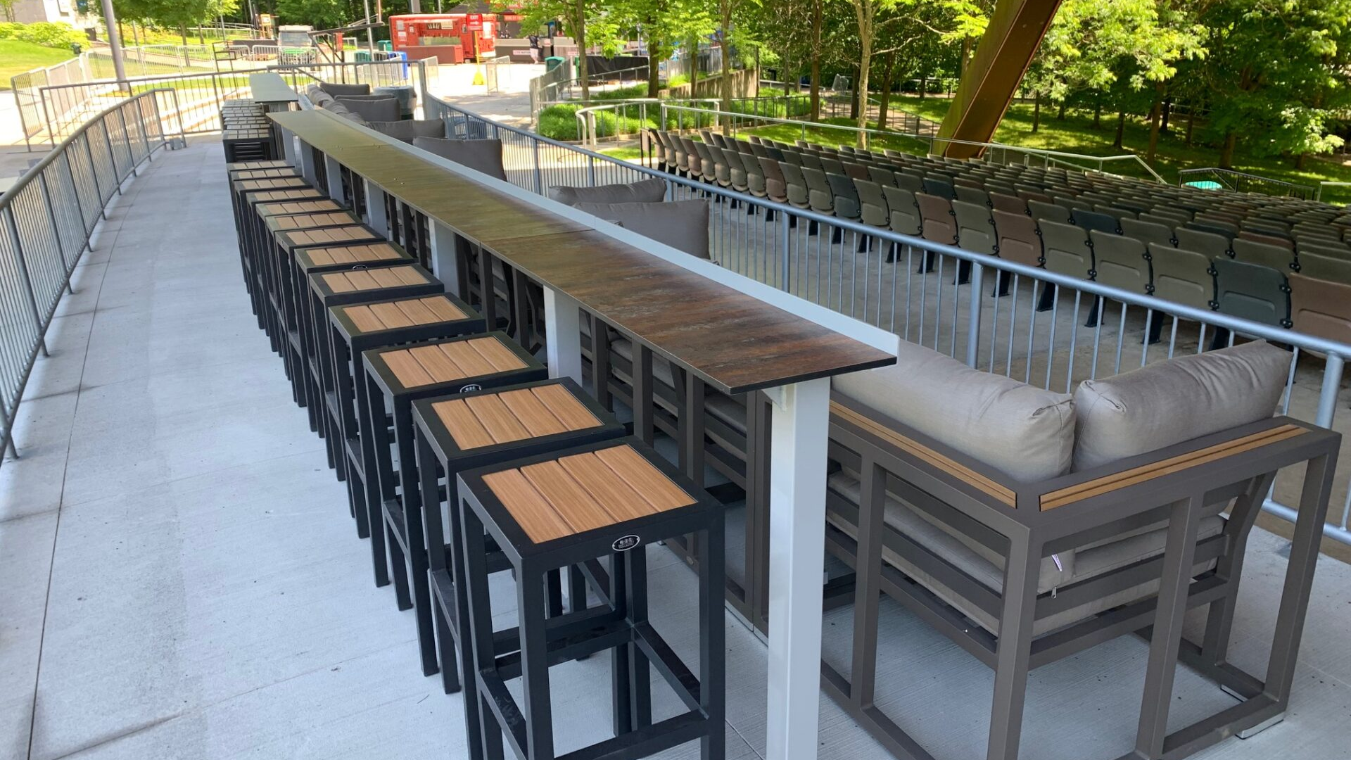 Deck_with_Bar_Railing_Ledge