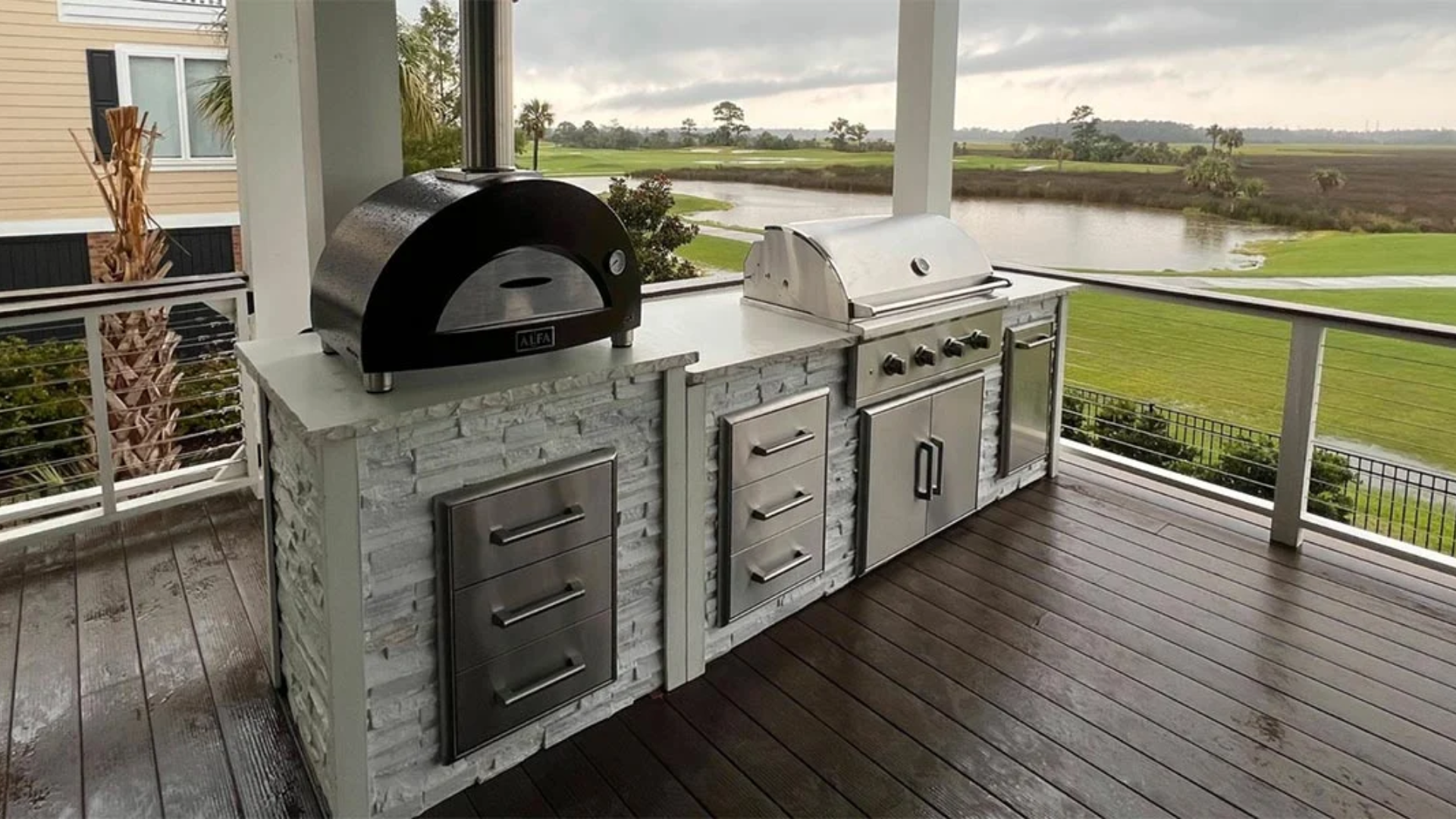 Deck_with_Built-In_Grill_Island