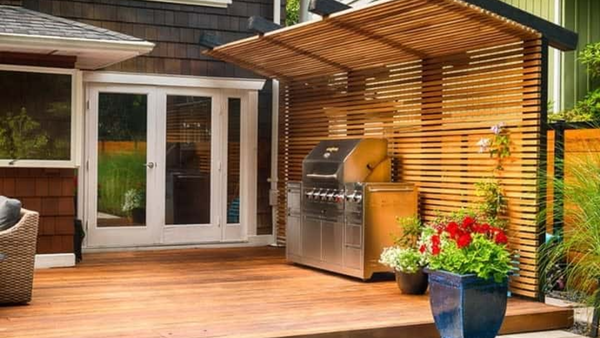 Deck_with_Horizontal_Slat_Privacy_Wall
