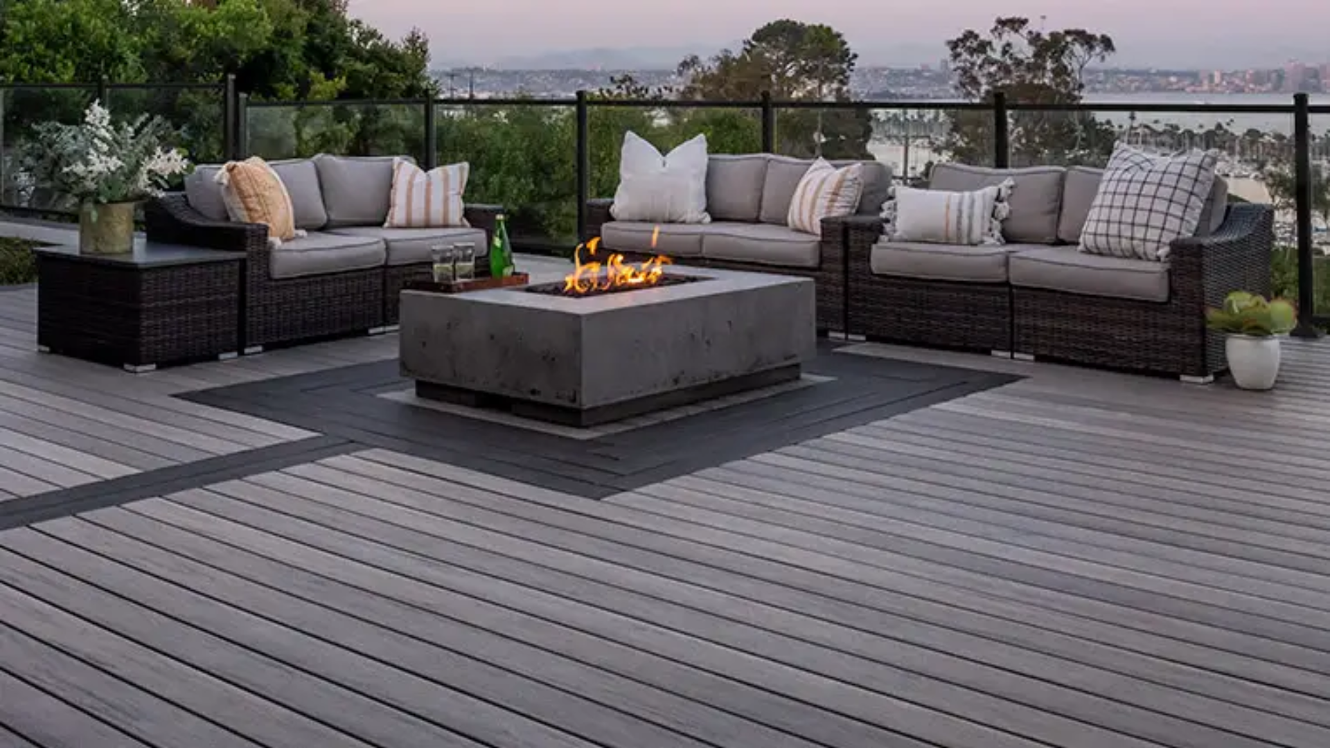 Modern_Black-And-Wood_Color_Scheme