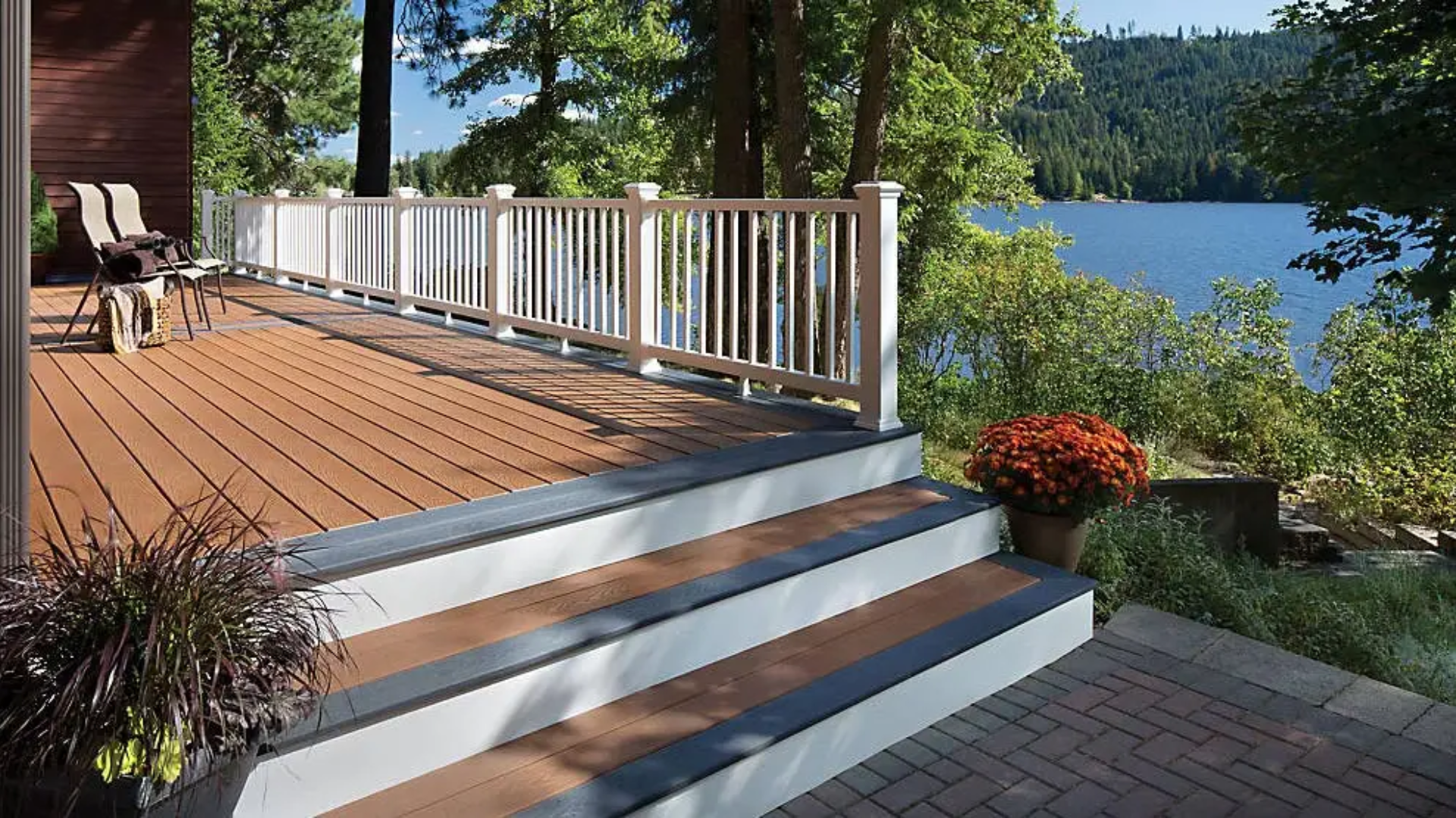 Two-Tone_Decking_for_Contrast