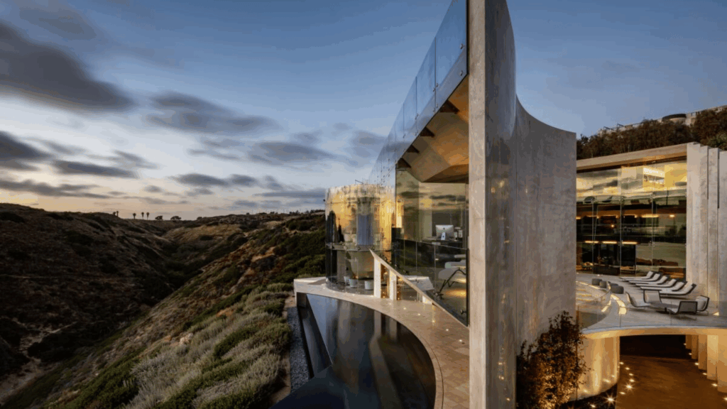 la jollas location and architectural highlights